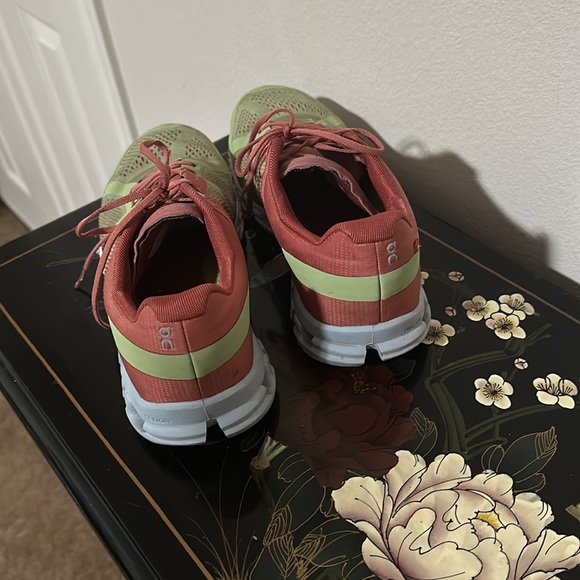 On women’s Cloud swift Running Shoes. Size 9 - Picture 3 of 5